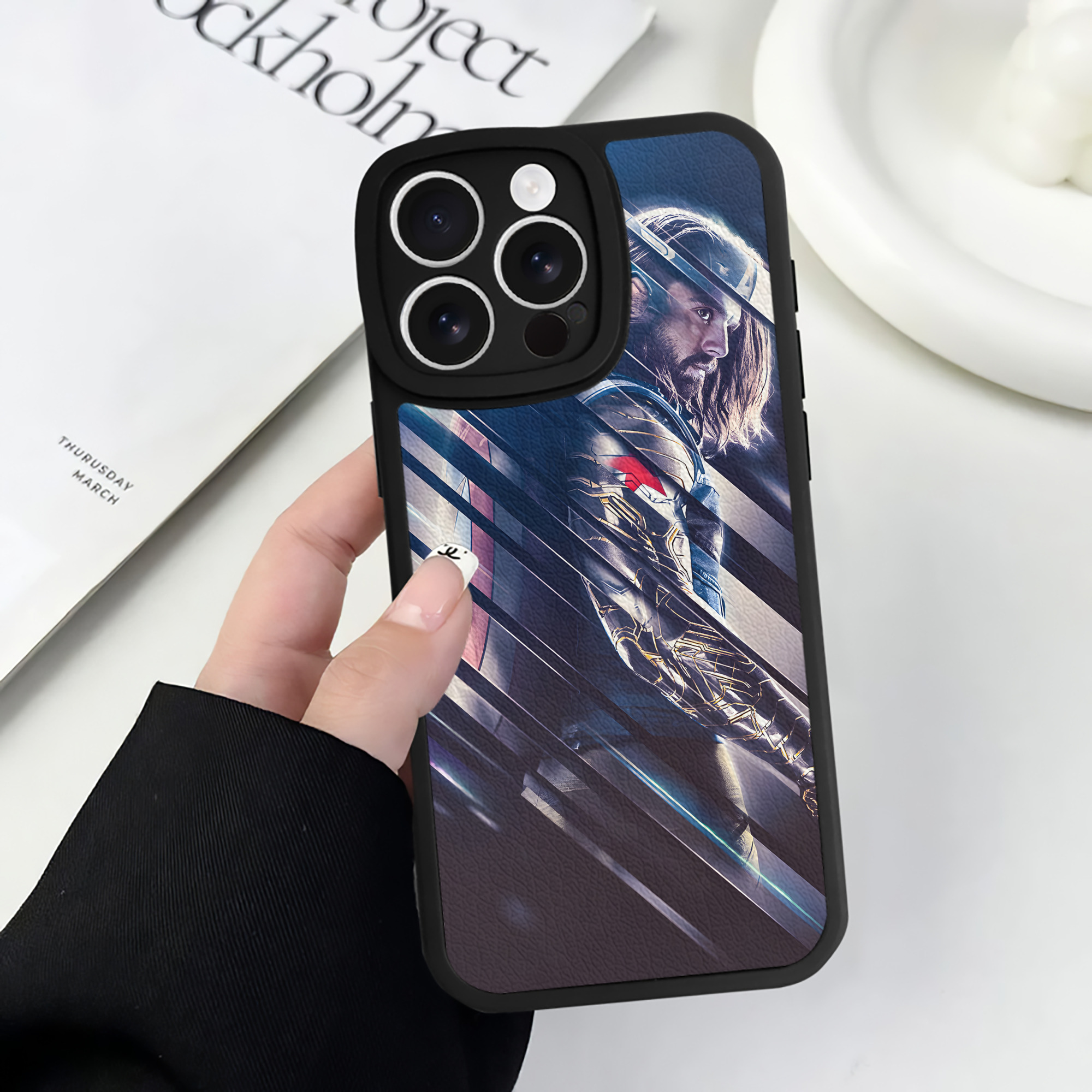 （画像用） アベンジャーズ The Avengers 【iPhone 16シリーズ対応】シリコンスマホケース（レザー調） 材質：シリコン